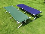 Lit de camping pliable en métal avec matelas