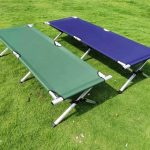 Lit de camping pliable en métal avec matelas